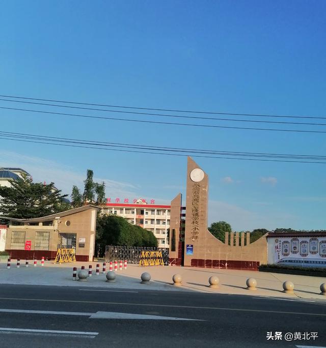 广西来宾市兴宾区与南宁市宾阳、上林交界的小镇，得名源于庙宇