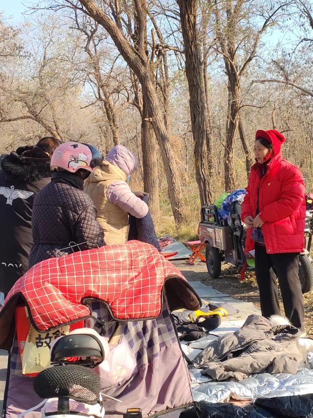 记录德州：岔河河堤上的大集，人山人海，异常热闹