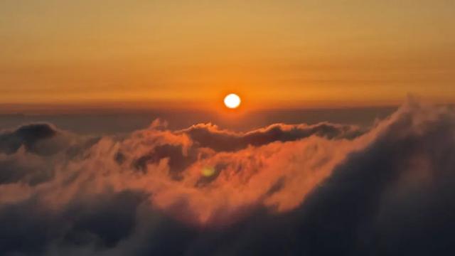 泰山日出云海：山巅的一场盛大晨光宴