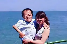 2002年，70厘米的侏儒男迎娶四川美女工程师，如今二人的生活如何图片