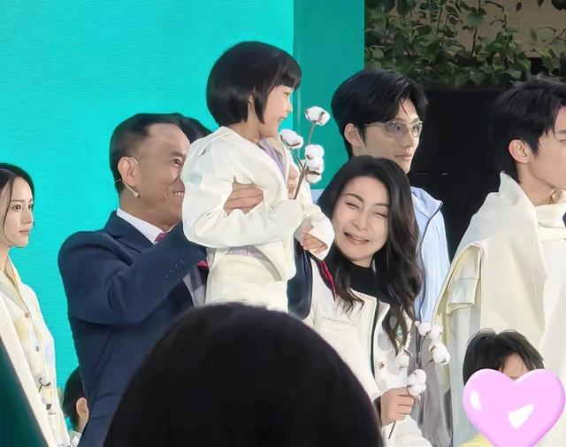 44岁郭晶晶北京出席活动，化淡妆留卷发贵气逼人，发言气场超强