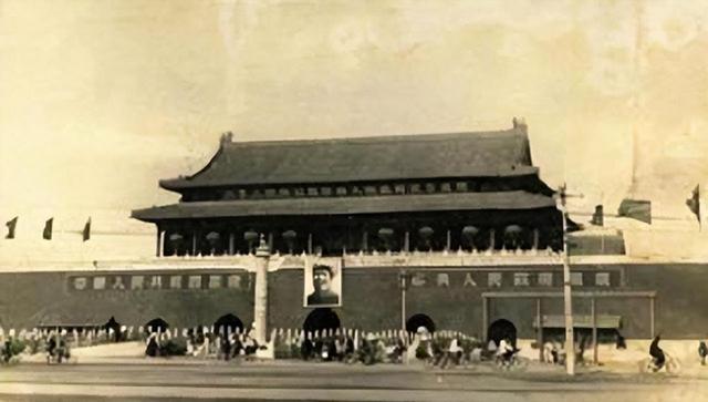 天安门城楼上，先后挂过12个人的画像，除了毛主席外，还有谁？