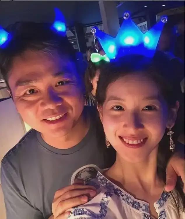 刘强东上千亿身家背后，儿子却是他一生的痛，感谢章泽天视如己出