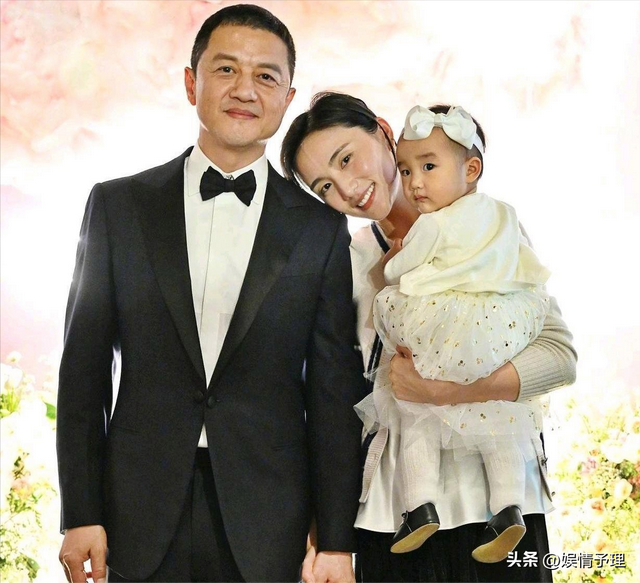 53岁李亚鹏现状：公司狂赚70亿，却住乡下吃野菜，小娇妻不离不弃