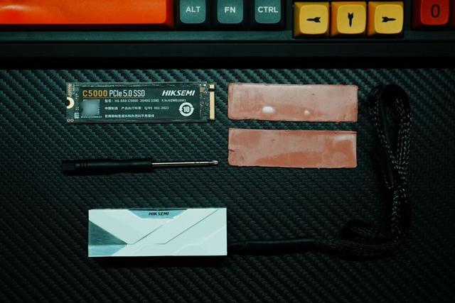 海康存储PCIe 5.0固态硬盘，C5000马甲版开箱，速度快、散热强