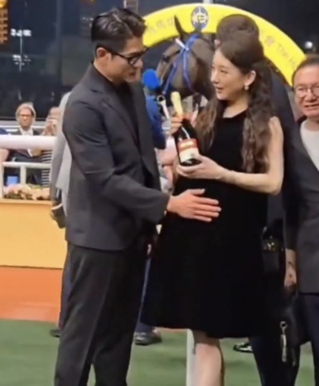 “天王嫂	”方媛与闺蜜逛街	，路人镜头暴露真实长相，没网上好看