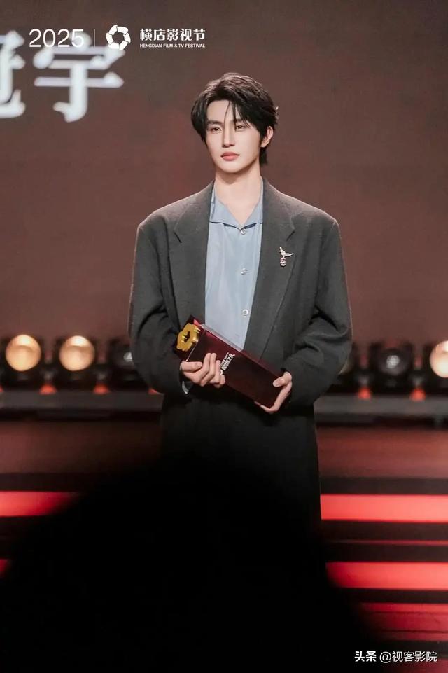 微短剧红毯之夜星光背后，编剧月入仅6000，演员连续工作40小时