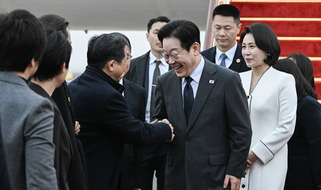 吃完了酒席	，李在明启程离京，临走前终于对华改口，一个时代告终