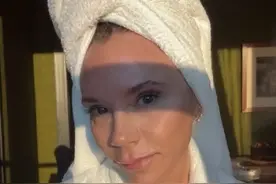 50岁的贝嫂：“辣妹鼻祖”不服老，素颜照翻车，额头发肿眼角上吊图片