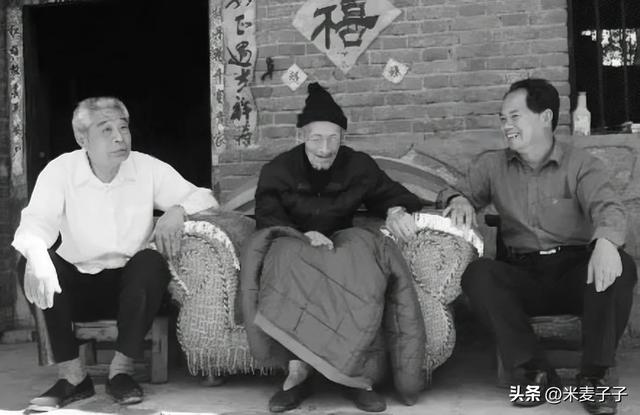 河南一“瞎老头”去世后，惊动高层，张自忠女儿托人为其献花圈！