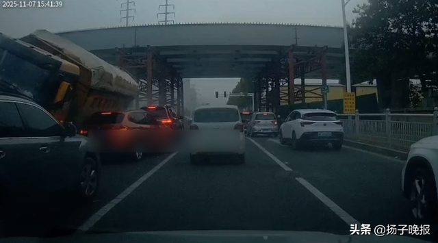 烟台一渣土车侧翻压死女老师，遇难者家属讲述： 很多学生来悼念，肇事车经改装严重超载