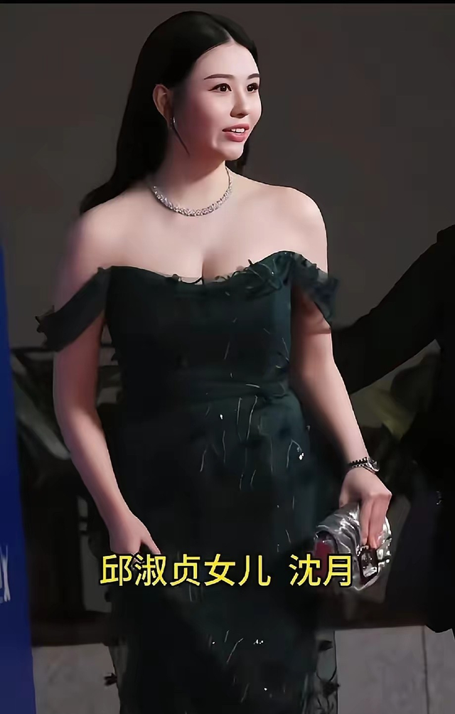 邱淑贞女儿沈月，大骨架好丰满的身材，比妈妈还漂亮，最美星二代