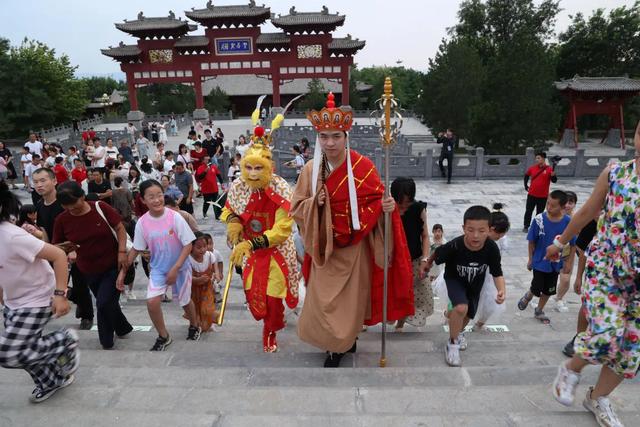 乡宁戎子酒庄夜游嘉年华璀璨启幕西游IP赋能文旅融合新标杆