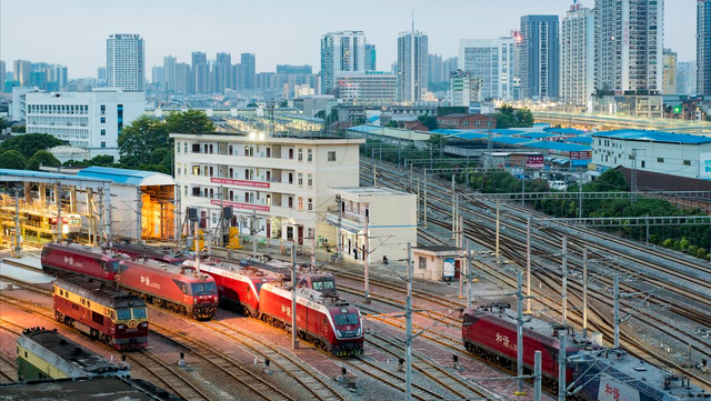 全球首次！中国3.5万吨重载群组列车，连接不用挂钩靠信号？