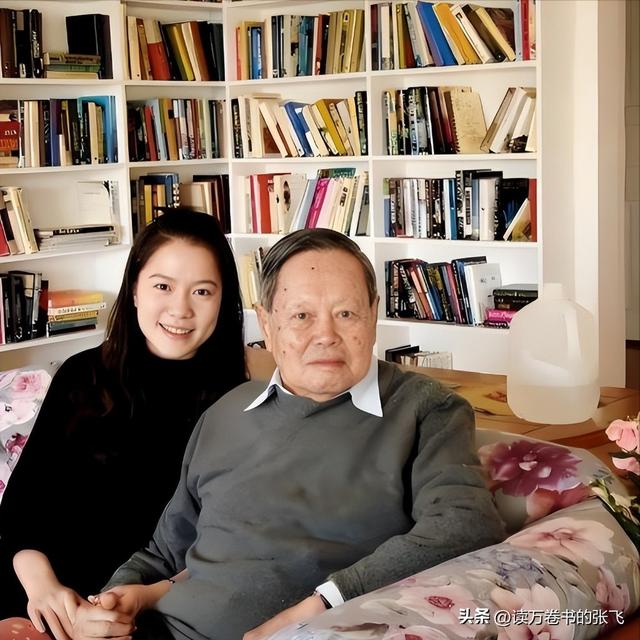 杨振宁走后1个月, 翁帆搬离别墅, 带走34箱东西, 那是她全部的财产