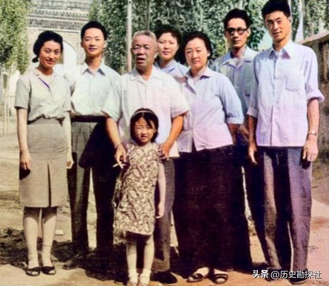 韩先楚夫人有多美？1970年的珍贵留影，她50岁容貌出众天生丽质