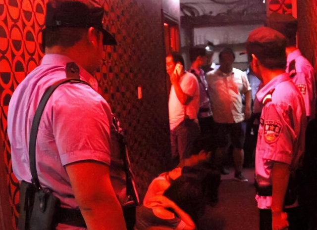 奢靡淫逸的白马会所：性交易泛滥，让富婆挥金如土，最终一夜覆灭
