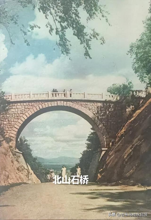 一组12枚明信片，记录了1960年时的吉林市城市风光