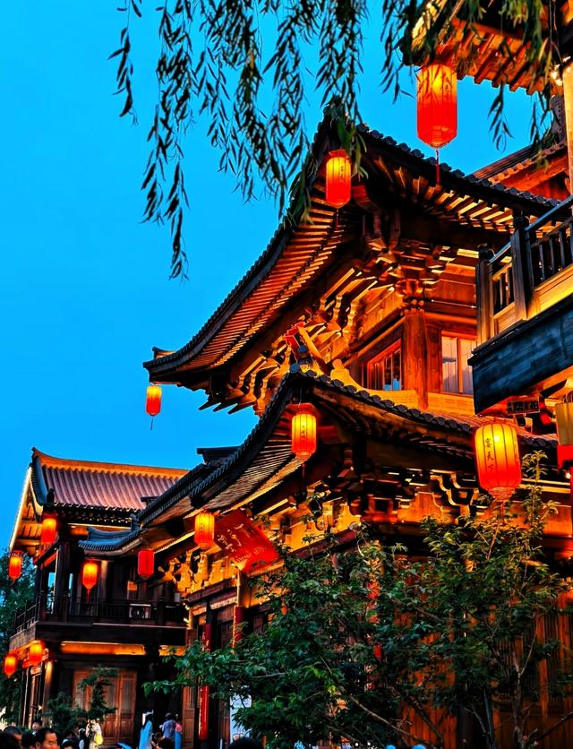 洛阳“天女散花”美上热搜，现场游客挤爆古城！