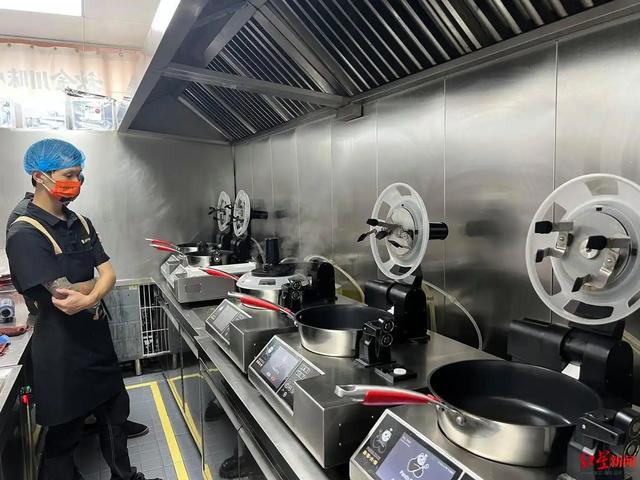 无人厨房？炒菜机器人来了，菜品稳定成本还低，老师傅要下岗？