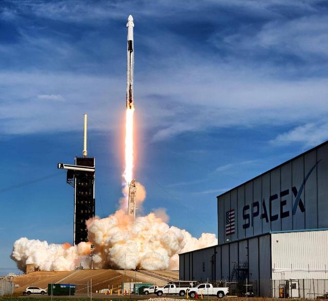 SpaceX卫星突然爆炸，碎片满天飞！别让太空变成人类的新垃圾场