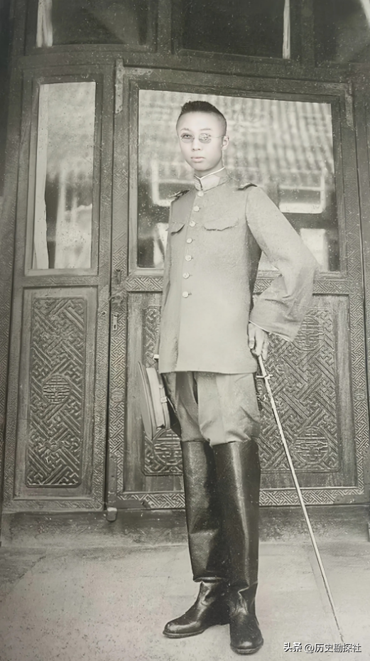 1924年溥仪被赶出紫禁城，在翊坤宫留影，寸头高筒皮靴，气质不凡