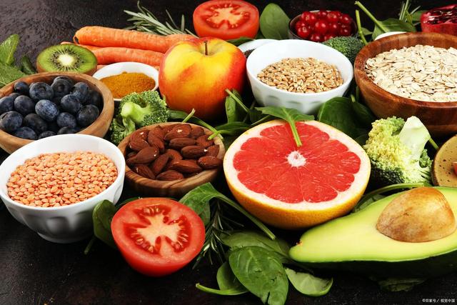 医生警告：吃降压药还碰这4种食物，等于拿命开玩笑！