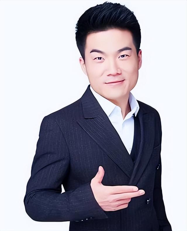 俞敏洪没想到，董宇辉受邀九三阅兵半月多，再因一个举动口碑暴涨