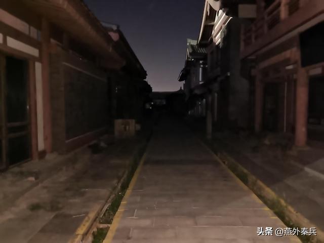 华清宫外的夜色，是文旅的尴尬，居民的闲娱，游客的懵逼