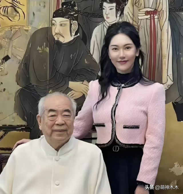 范曾晚节不保？亲题牌匾下堆满烂鞋，还曾给释永信美女弟子题字