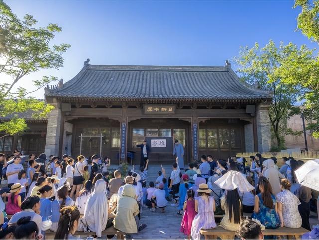 郑州电影小镇“全天有戏” 沉浸式文旅激活“五一”假日活力