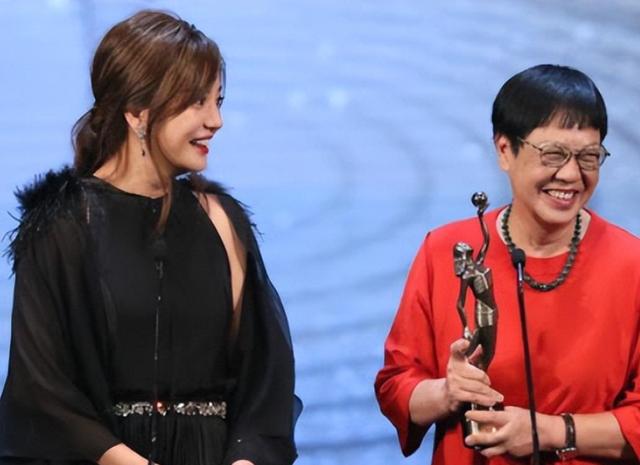 封杀四年，49岁赵薇近况再曝，参加好友婚礼，脸垮皮衰无星气