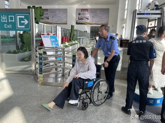 金秋赏枫，乘火车共赴秋日浪漫之约