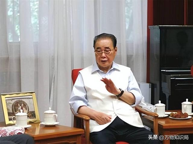 李鹏总理年轻时有多帅？1959年在吉林的留影，他31岁，英俊潇洒