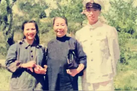 1950年，张学思夫妇与母亲留下了罕见合影，手挽手微笑着面对镜头图片