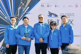 霍启刚与俩弟弟现身珠海，兄弟仨合照霍启山帅气，霍启仁憨厚儒雅图片