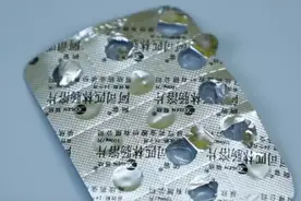 啤酒里放一粒阿司匹林，效果太棒了，不管男女都喜欢，学会赚大了图片