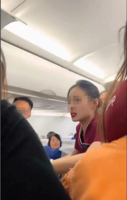 南航一深圳飞大连航班降落后疑因熊孩子顶座起冲突，女生被对方一家四口打趴下，警方已介入调查处理