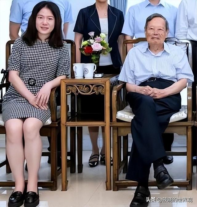 生日才过完17天，103岁杨振宁辞世，生前在翁帆庆生照里开怀大笑