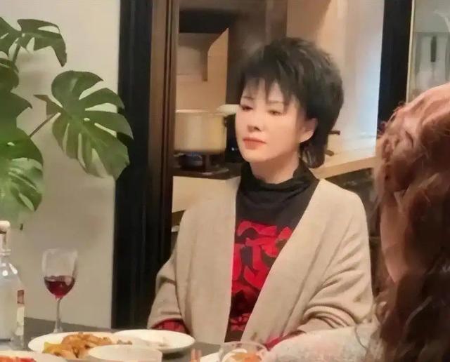 19岁嫁给富豪，20岁离婚携子净身出户，单亲40年如今儿子为她争光