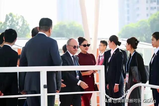 阿塞拜疆第一夫人在北京太美了！穿白裙观礼气质绝了，美如超模