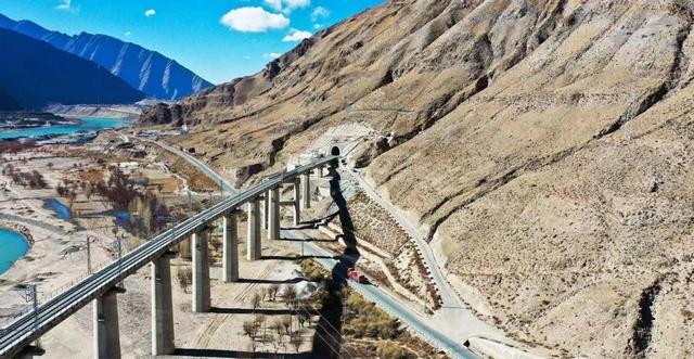 专家高呼“养不起”，中国为何坚持砸3000亿修第二条进藏铁路？