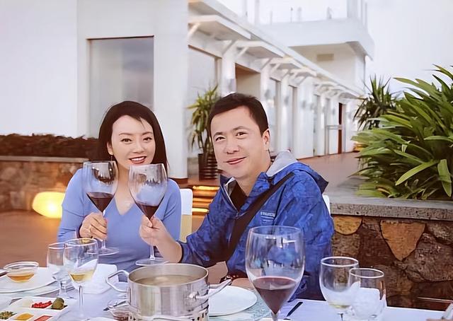 娱圈大佬现状被曝，欠债22亿，搬进破败小院生活，妻子带货还债