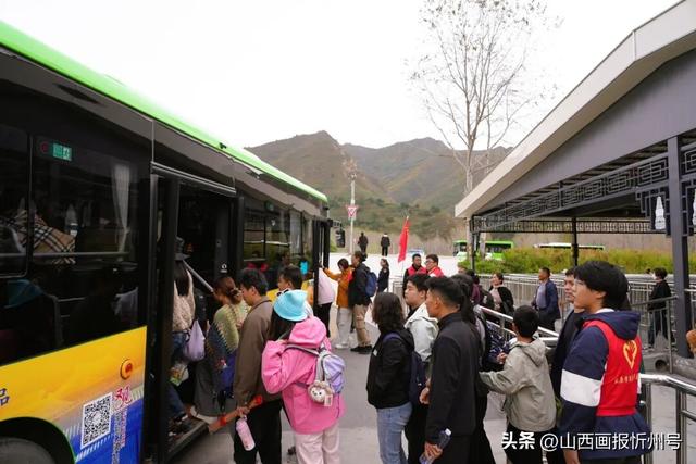 国庆假期第三天 五台山景区迎客流高峰多举措 保障游览秩序