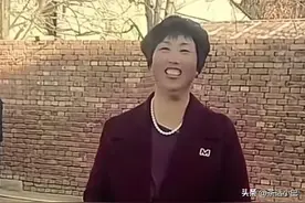 同样是喜婆婆，大家来看看，傻大妮和华强姑姑谁的衣服好看？图片