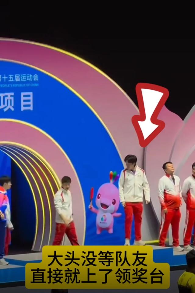 北京战胜上海队夺冠！没想到领奖台王楚钦出洋相，马龙提醒真及时
