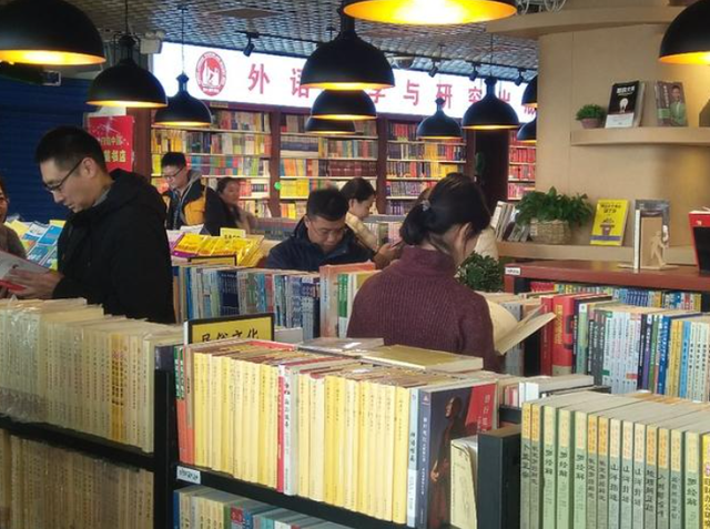 新华书店真不行了，人人只看不买却越赚越多？