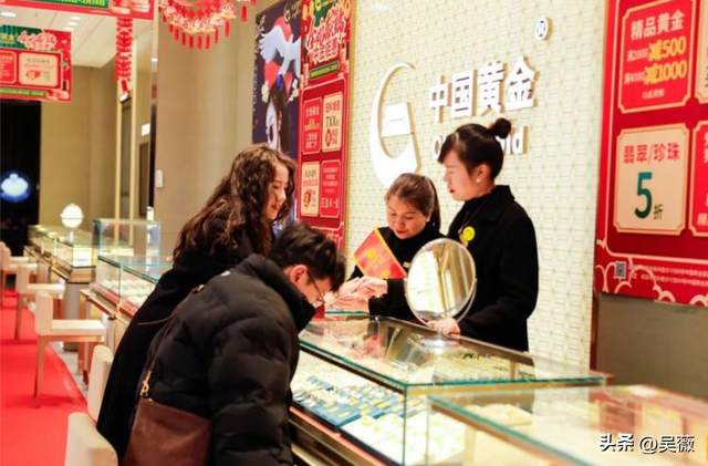 金价一夜“闪崩”50元！是谁在砸盘？现在该抄底还是快跑？