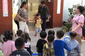 小朋友不想上幼儿园，老师带全班同学来接图片