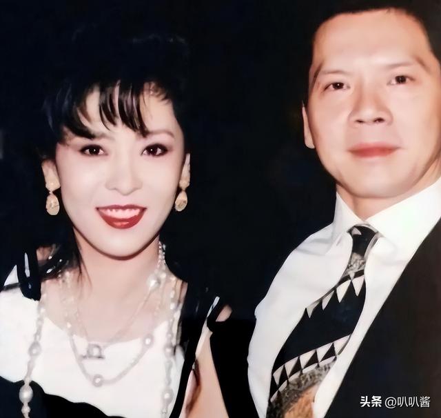 一场追悼会，戳穿向华强夫妇在香港的真实地位，原来李连杰没说谎